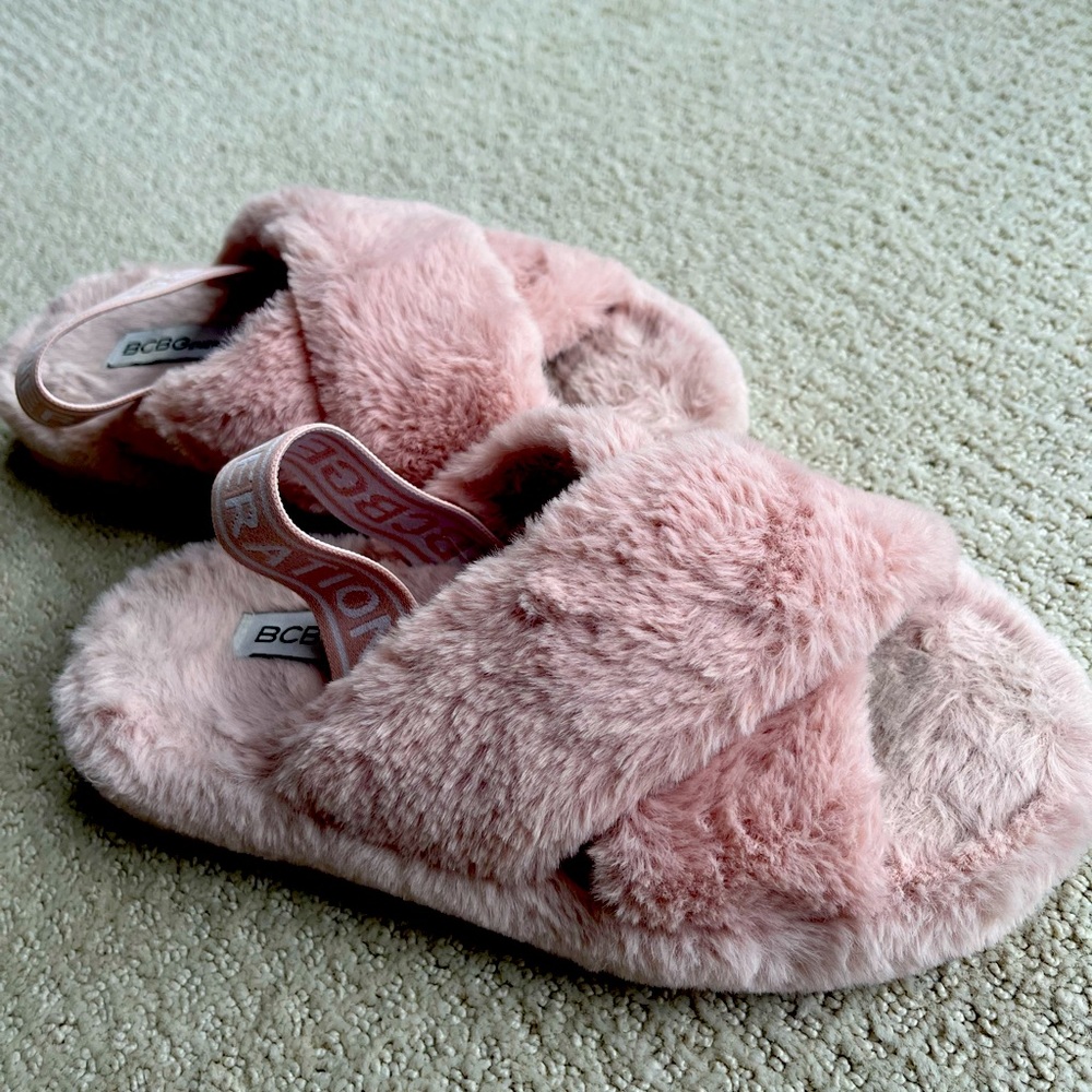 BCBG Fluffy Slippers like new